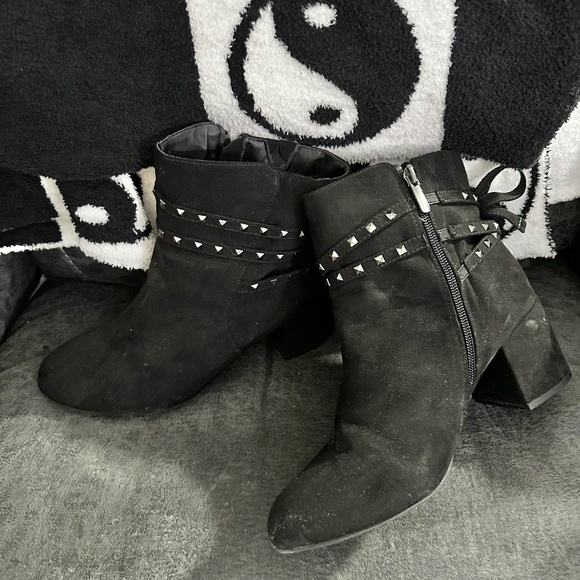 🖤 🆕 WIDE WIDTH STUDDED HEELED BOOTIES 🆕 🖤 - Picture 1 of 1